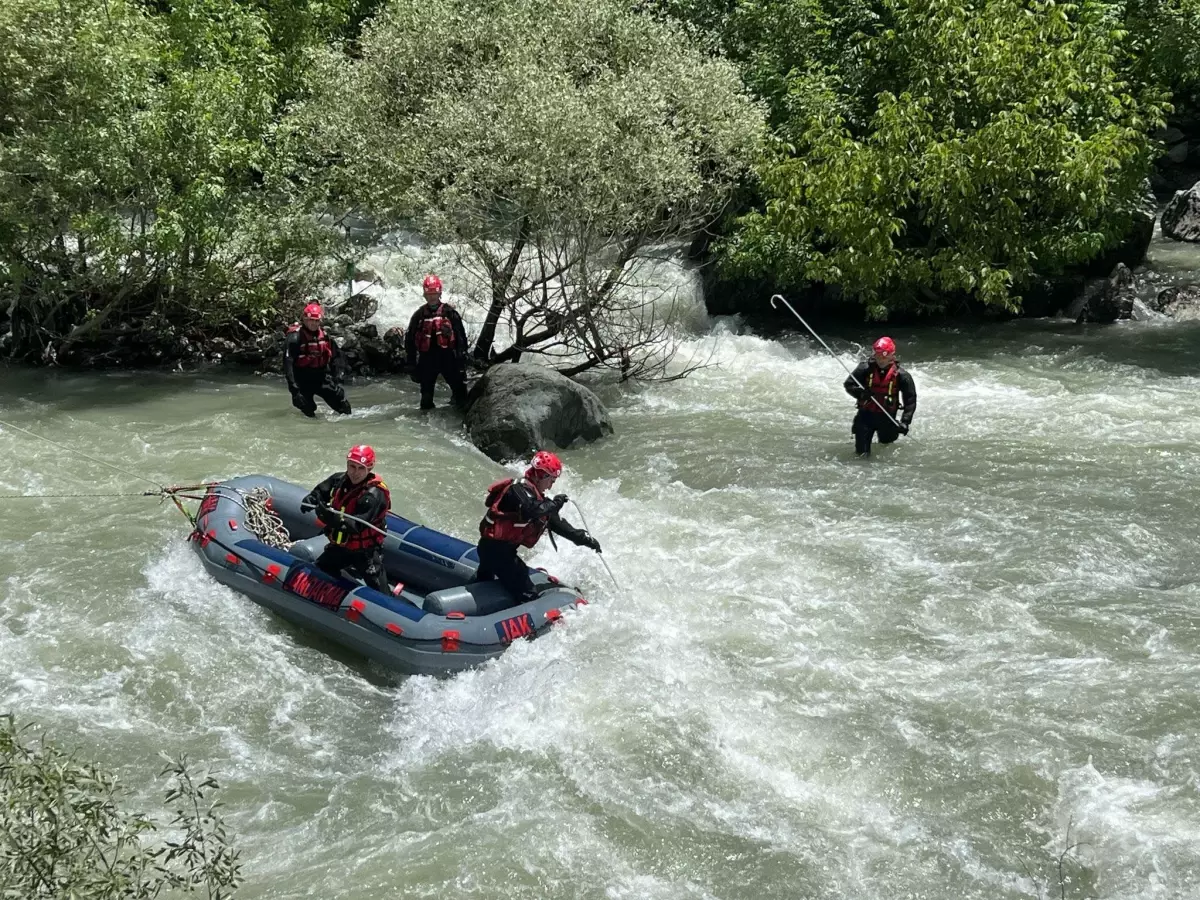 Hakkari'de Kaybolan Genç İçin Arama Çalışmaları 6. Günde Devam Ediyor