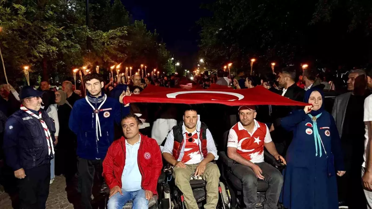 Diyarbakır'da 19 Mayıs Kutlamaları: 157 Metre Uzunluğunda Türk Bayrağı ile Fener Alayı Yürüyüşü