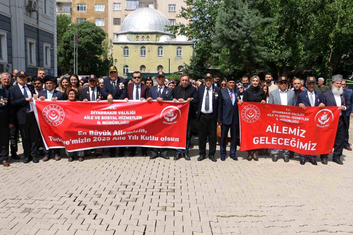 Diyarbakır'da 'Uluslararası Aile Günü'nde kortej yürüyüşü gerçekleştirildi