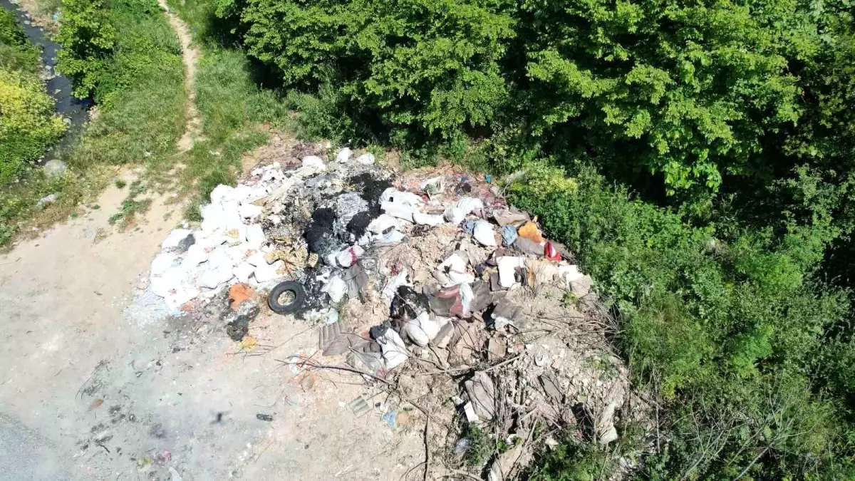 Arnavutköy'deki Ormanlık Alanlar Kaçak Dökümle Kirleniyor