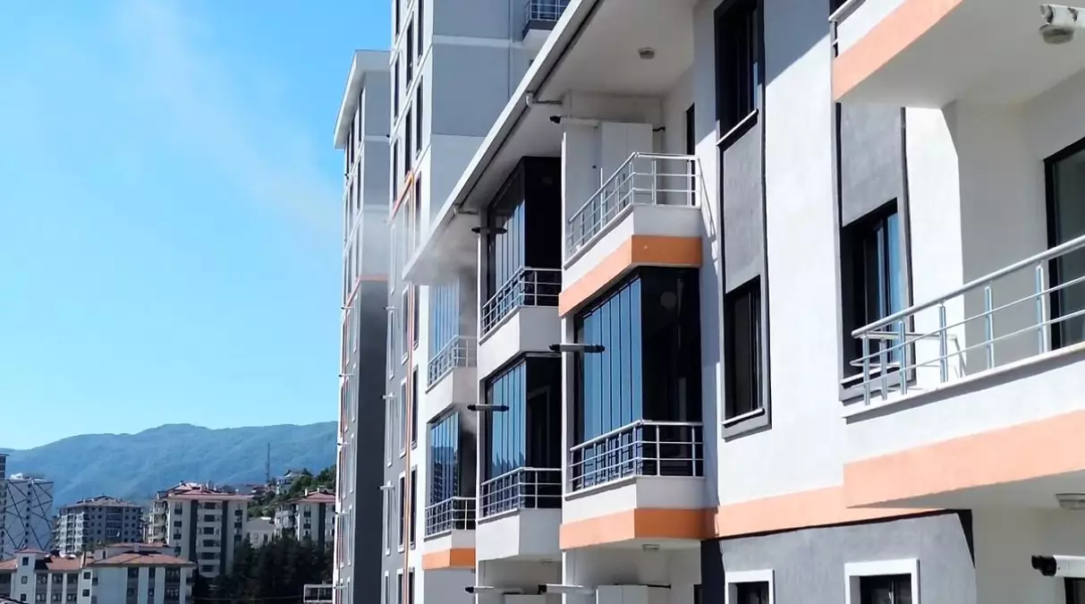 Düzce'de 6 Katlı Binada Yangın Çıktı