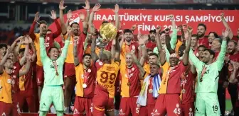 Büyük coşku! Galatasaraylı oyuncular, Türkiye Kupası'nı kaldırdı