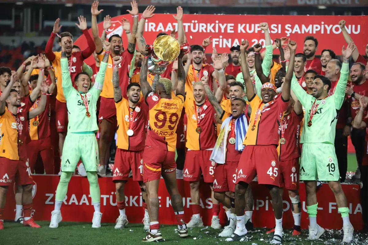 Büyük coşku! Galatasaraylı oyuncular, Türkiye Kupası'nı kaldırdı