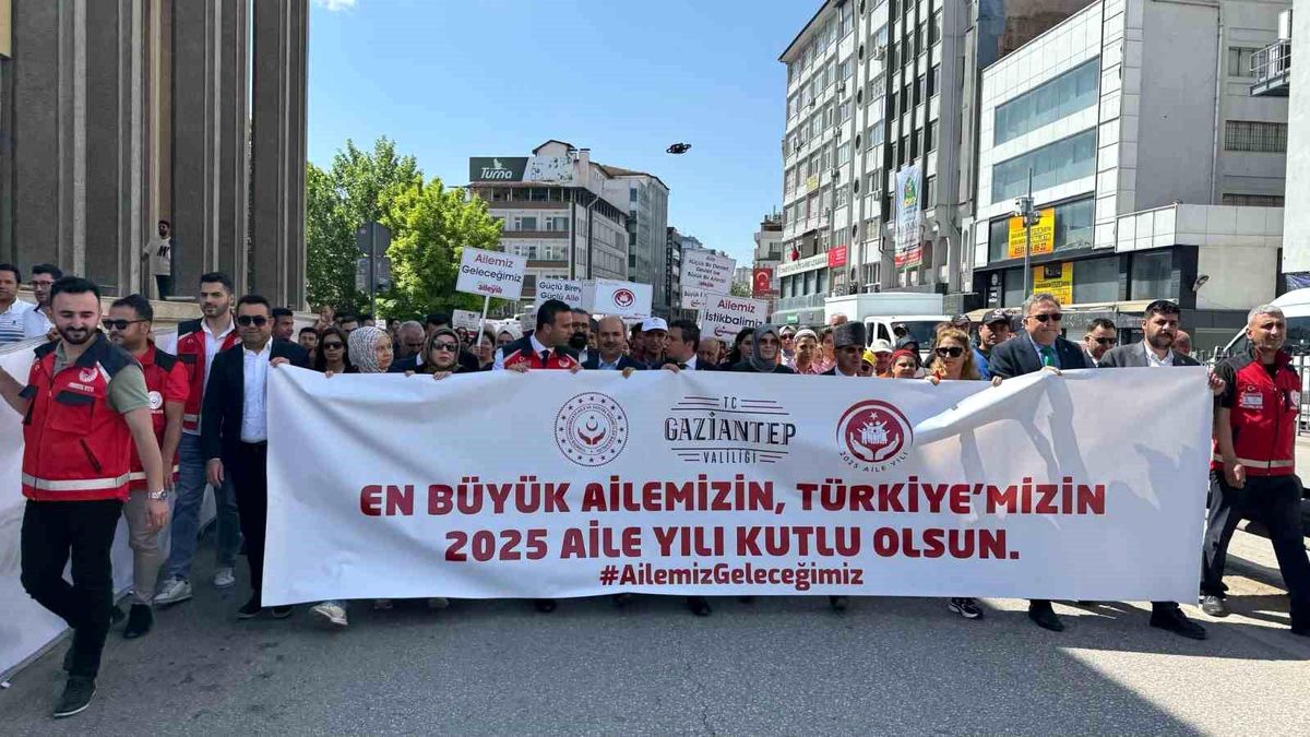 Gaziantep'te Aile Yılı Kortej Yürüyüşü ve Mehteran Konseri Düzenlendi