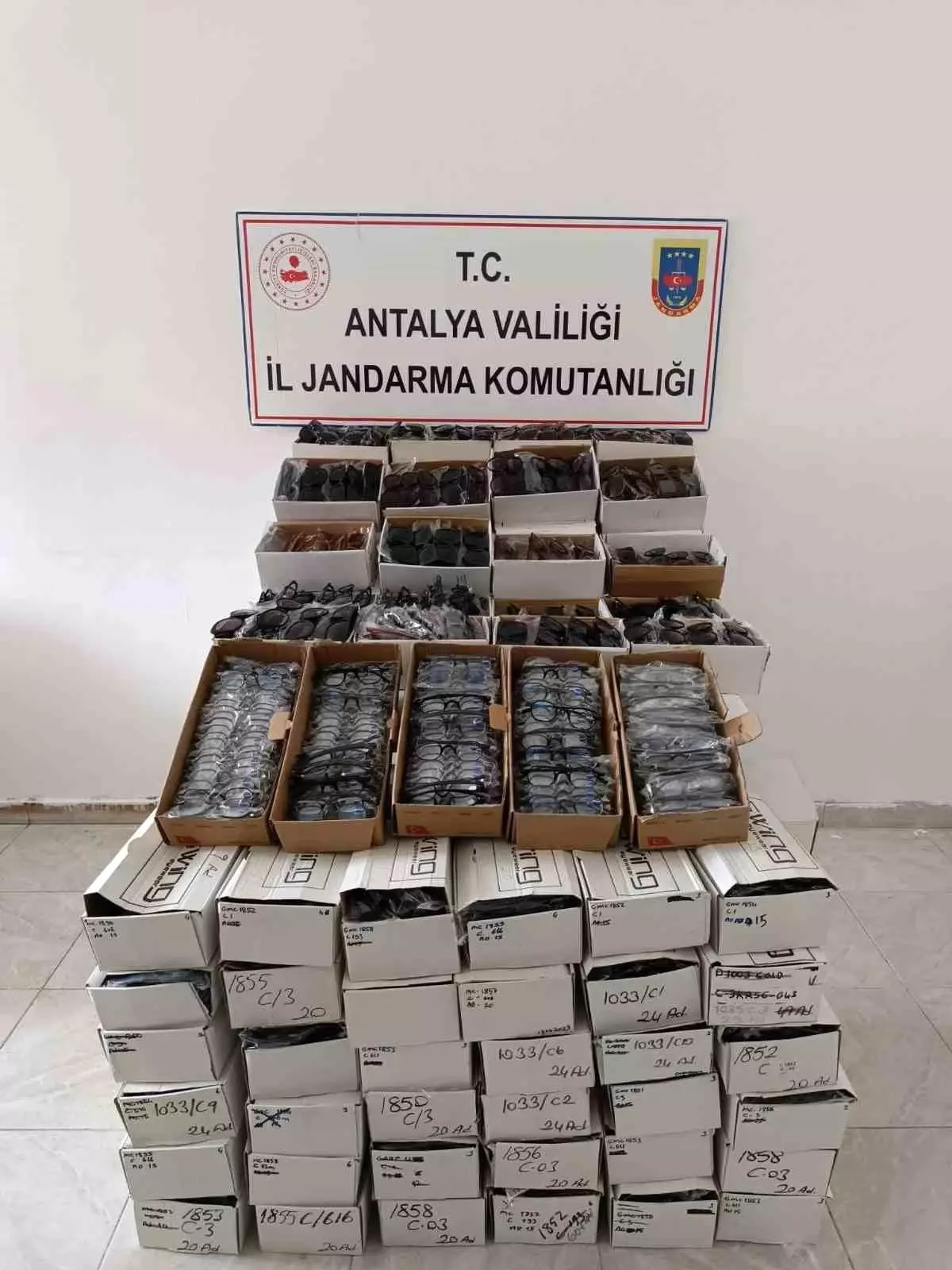 Antalya'da 2 bin 500 Kaçak Güneş Gözlüğü Ele Geçirildi