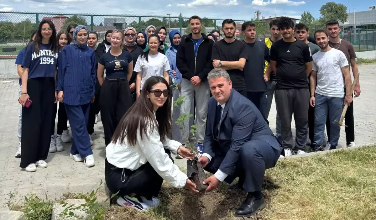 Gediz'de Gençlik Haftası'nda Ağaçlandırma Etkinliği