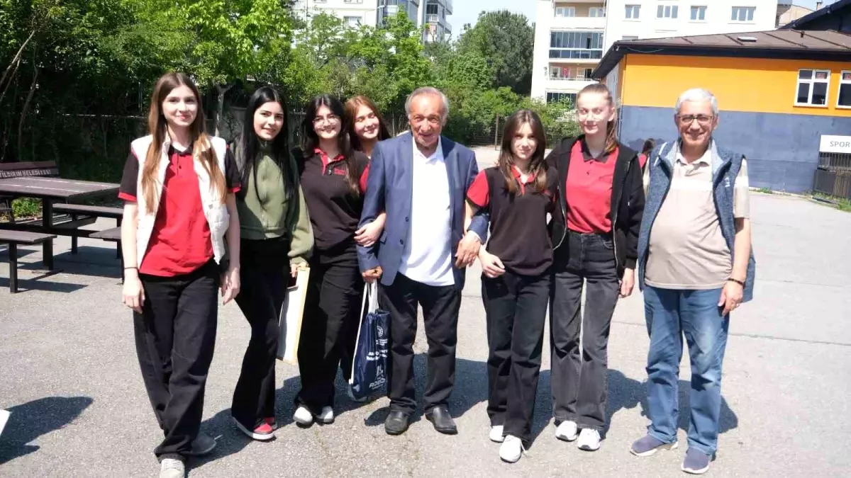 Lise Öğrencilerinden Huzurevi Sakinlerine Ziyaret