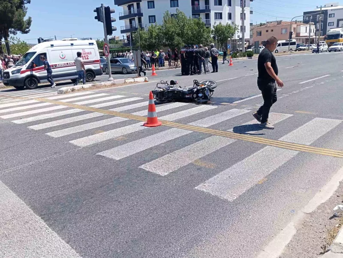 İzmir'de Otomobil ile Motosiklet Çarpıştı: 1 Ölü, 2 Yaralı