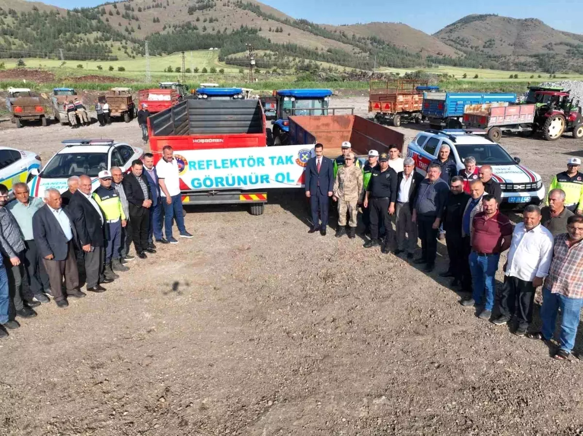 Gaziantep'te Traktör Sürücülerine Eğitim ve Reflektör Dağıtımı