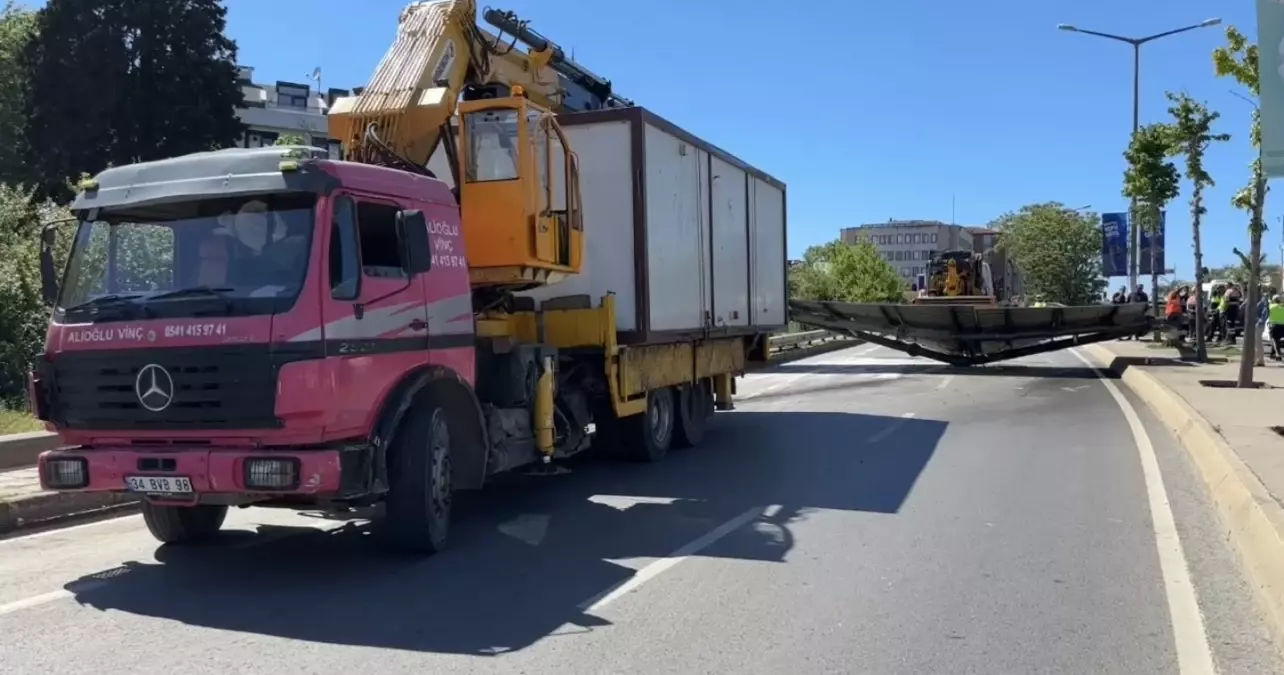 Kadıköy'de Konteyner Yüklü Vinç Kazası: Yol Kısa Süreliğine Kapandı