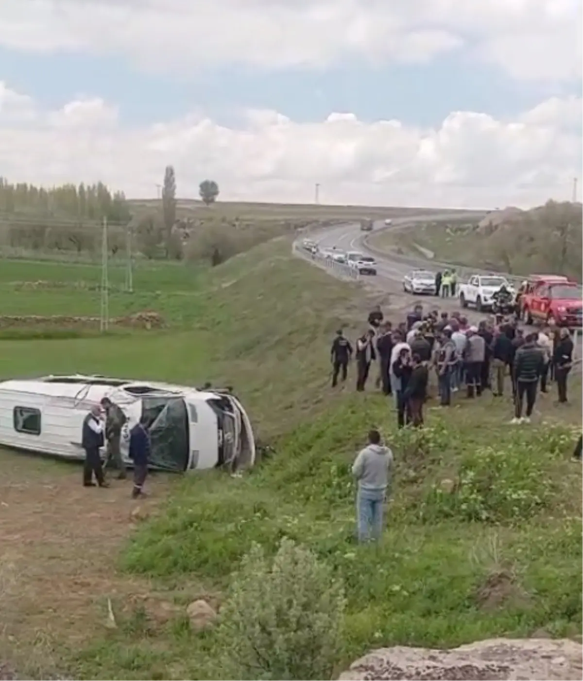 Kayseri'de Öğrenci Minibüsü Şarampole Devrildi: 16 Yaralı