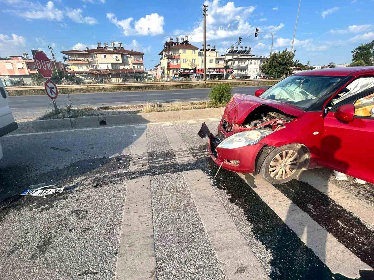 Manavgat'ta Trafik Kazası: Otomobil Sürücüsü Yaralandı