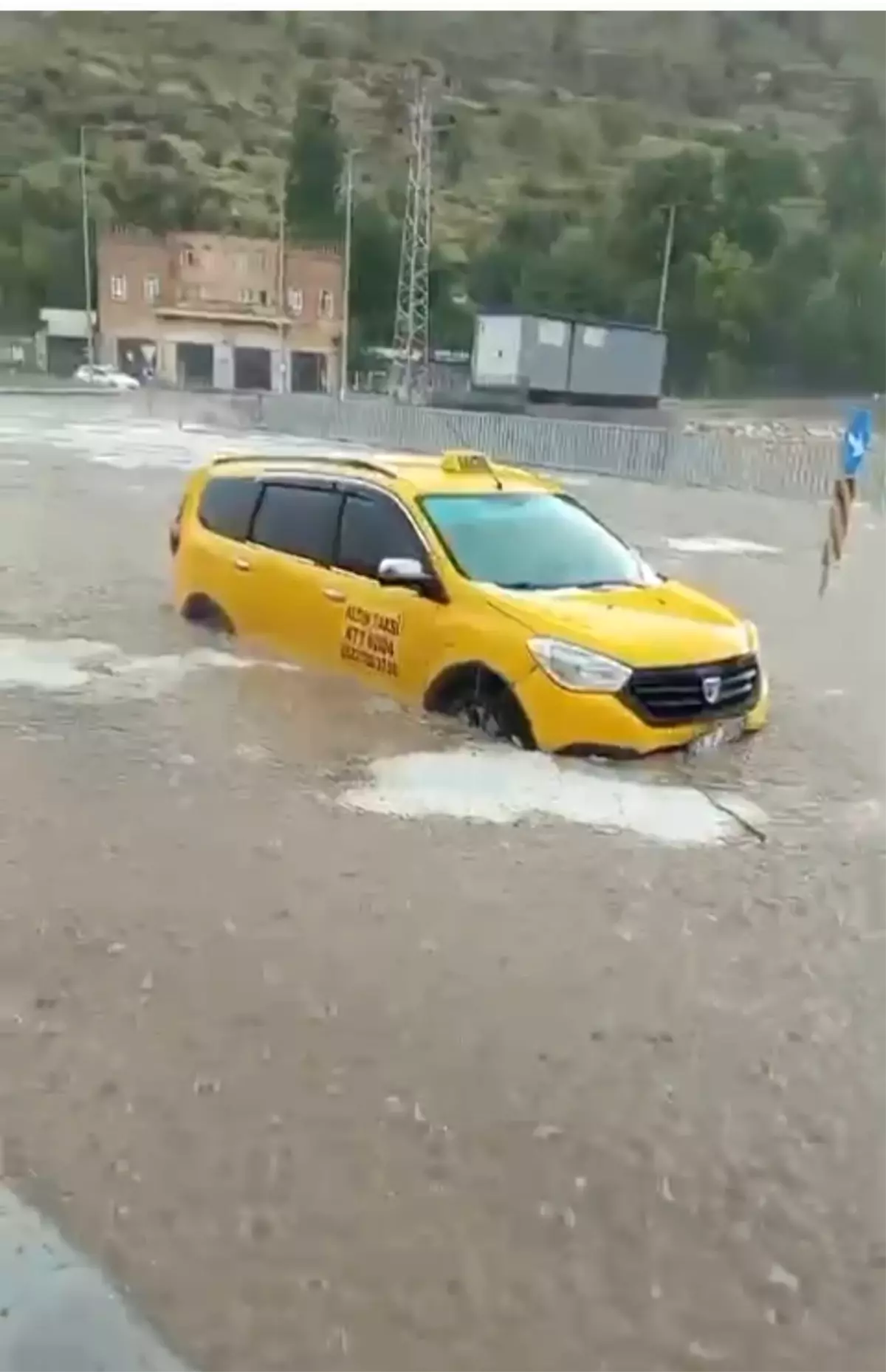 Mardin Savur'da Sağanak Yağış Hayatı Olumsuz Etkiledi