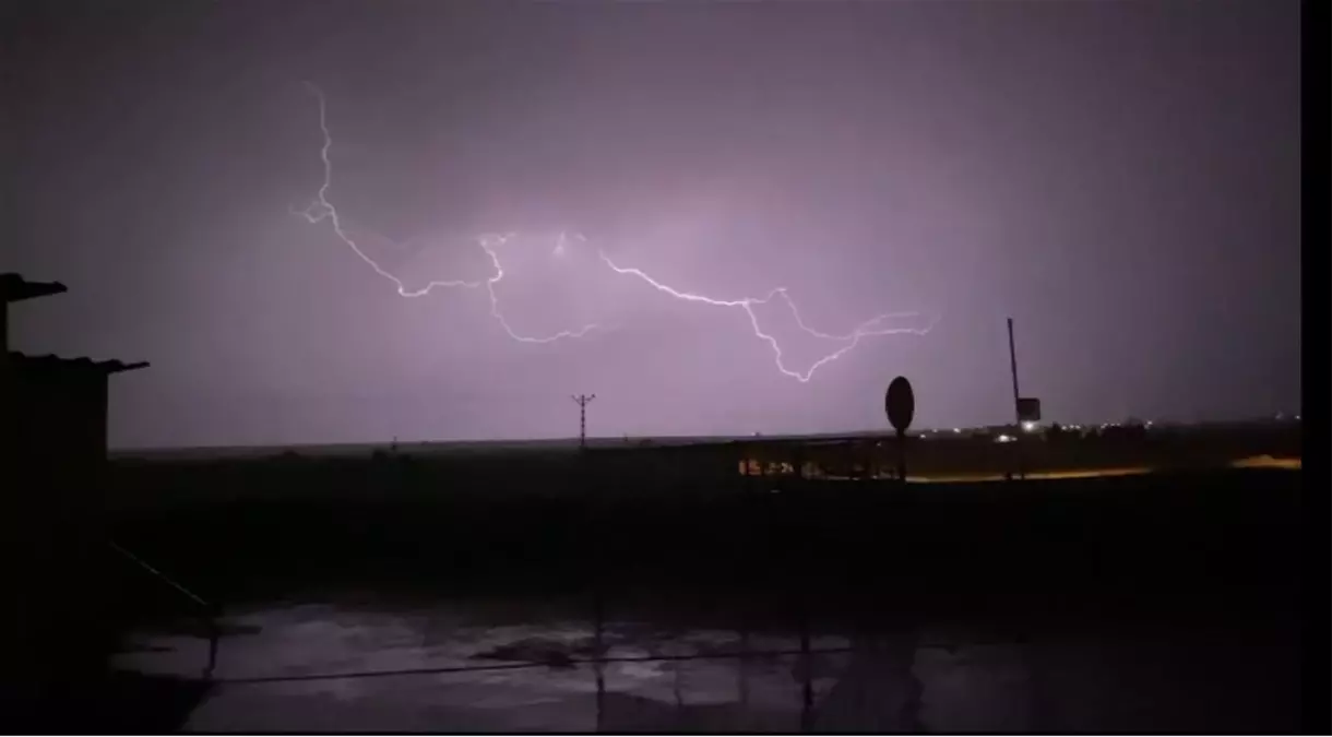 Mardin'de Şimşekler Geceyi Aydınlattı