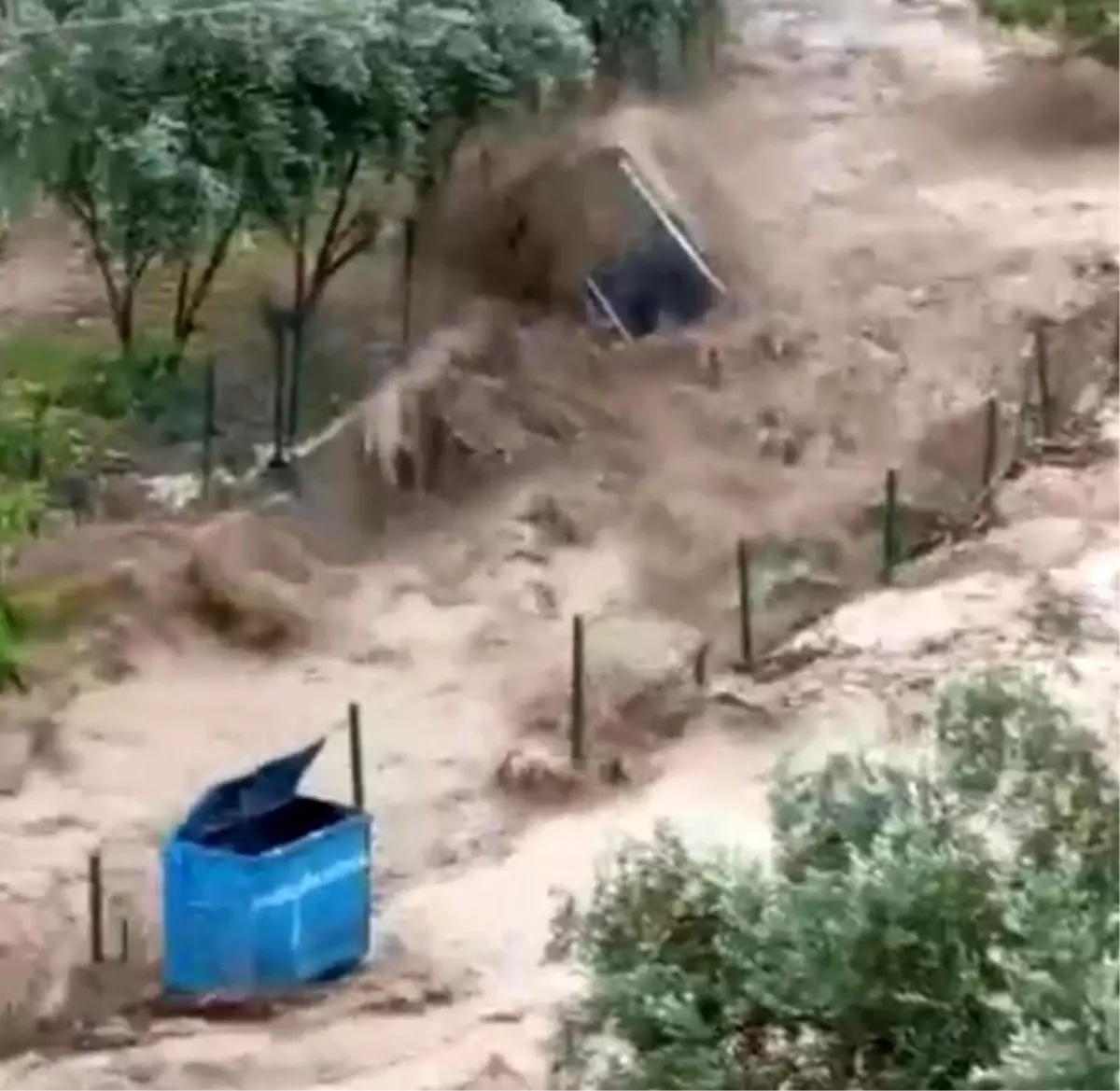 Osmaniye'de onlarca araç sel sularına kapıldı