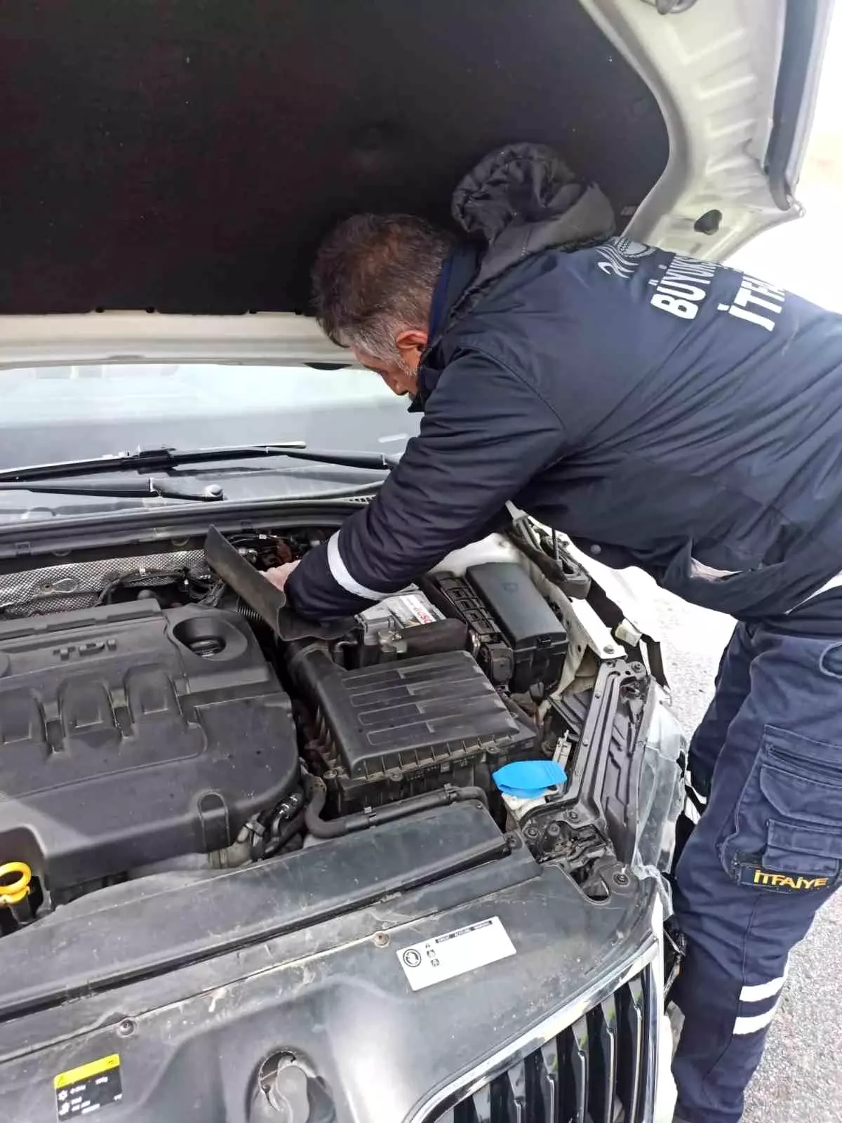 Van'da Otomobil Refüje Çarptı: 2 Hafif Yaralı