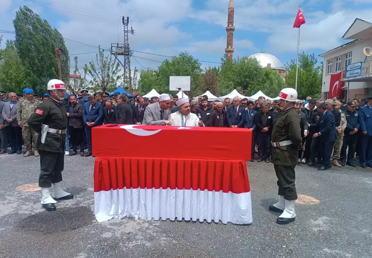 Pençe-Kilit Harekatı'nda şehit olan Piyade Uzman Çavuş Mesut Karadağ son yolculuğuna uğurlandı