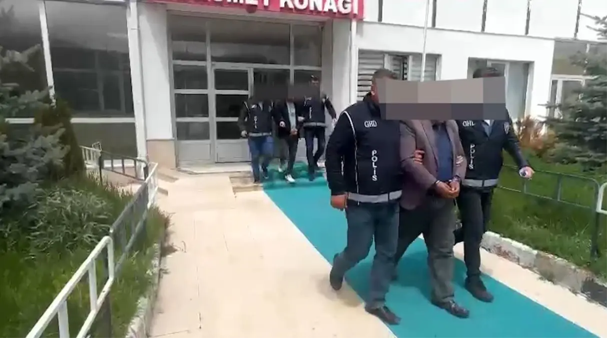 Sivas'ta 9 Kaçak Göçmen ve 2 Kaçak Göçmen Naklindeki Şüpheli Yakalandı