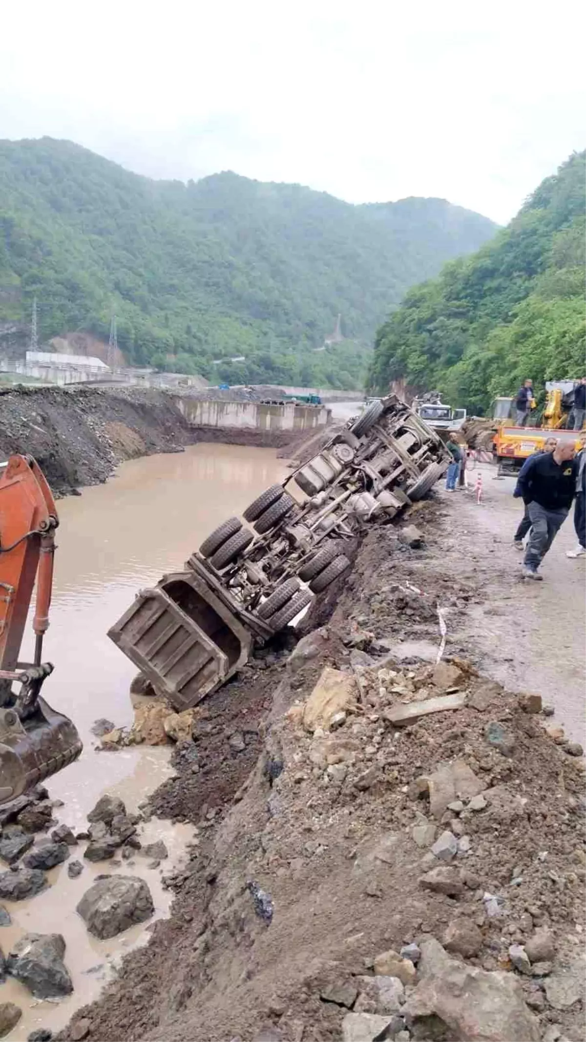 Trabzon'da Taş Kamyonu Devrildi, Yol Ulaşıma Kapandı
