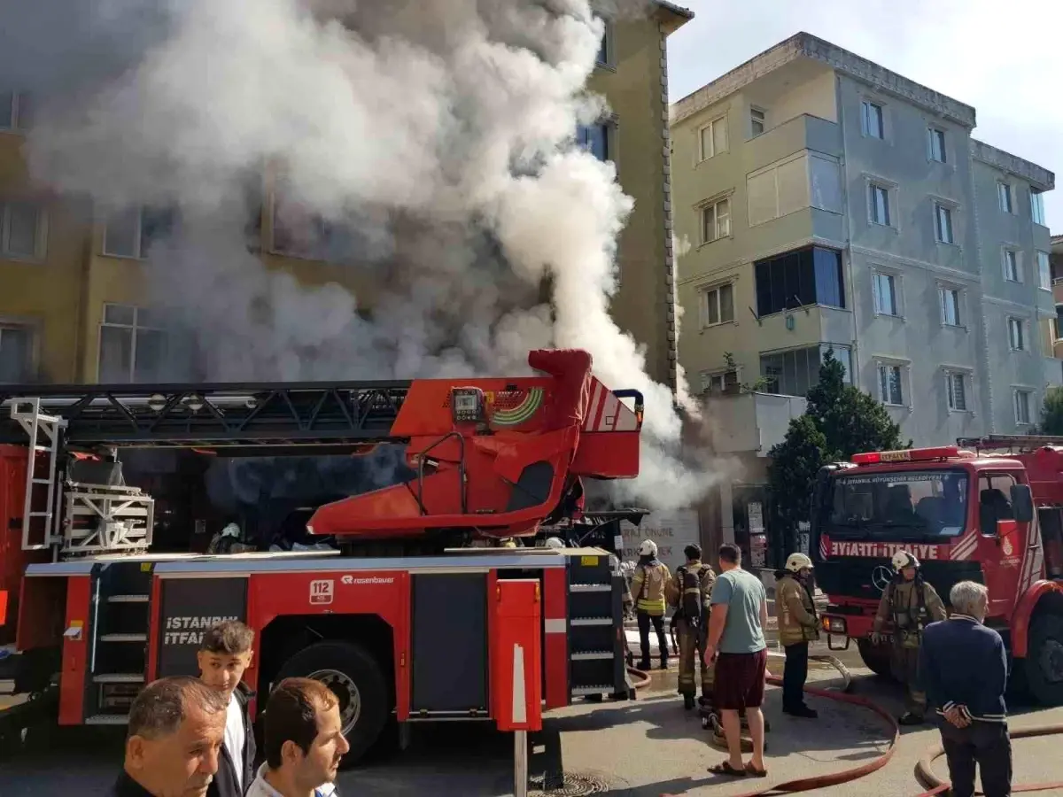 Ümraniye'de Ucuzluk Pazarında Yangın Çıktı