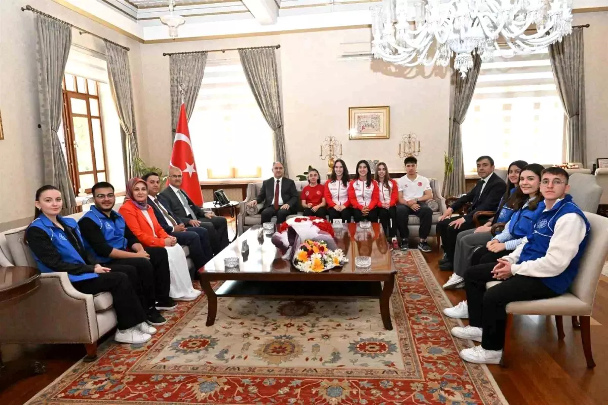 Gençlik Haftası'nda Vali Özkan'dan Gençlere Destek