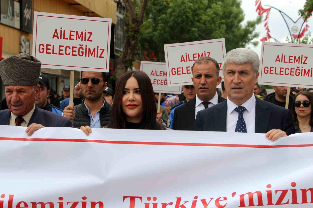 Van'da 'Aile Yılı' yürüyüşü yapıldı