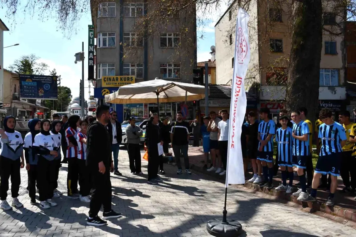 Vezirköprü'de Gençlik ve Spor Bayramı Kros Yarışları Duygusal Anlara Sahne Oldu