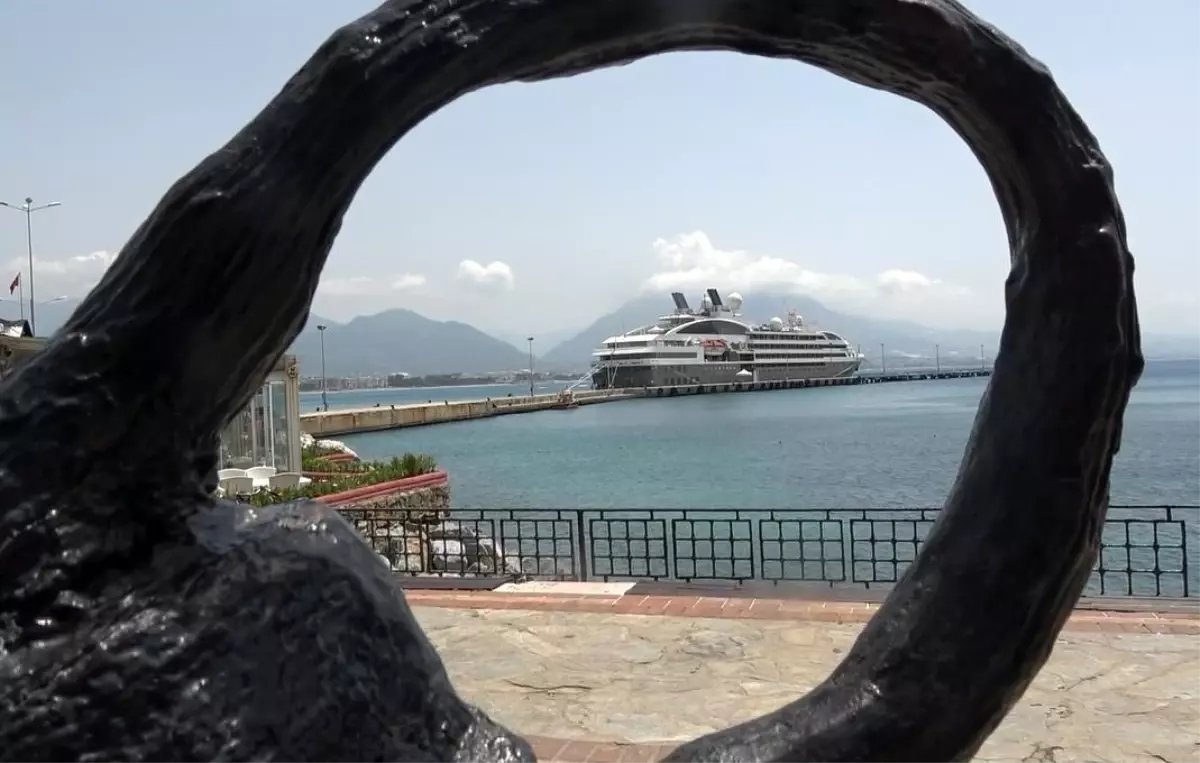 Fransız Lüks Kruvaziyer 'L'austral' Alanya'ya Geldi