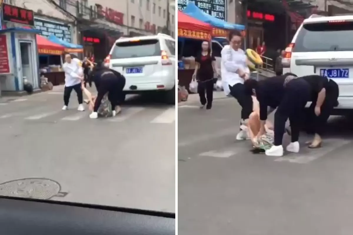 Kocasının kendisini aldattığı kadını cadde ortasında darbetti