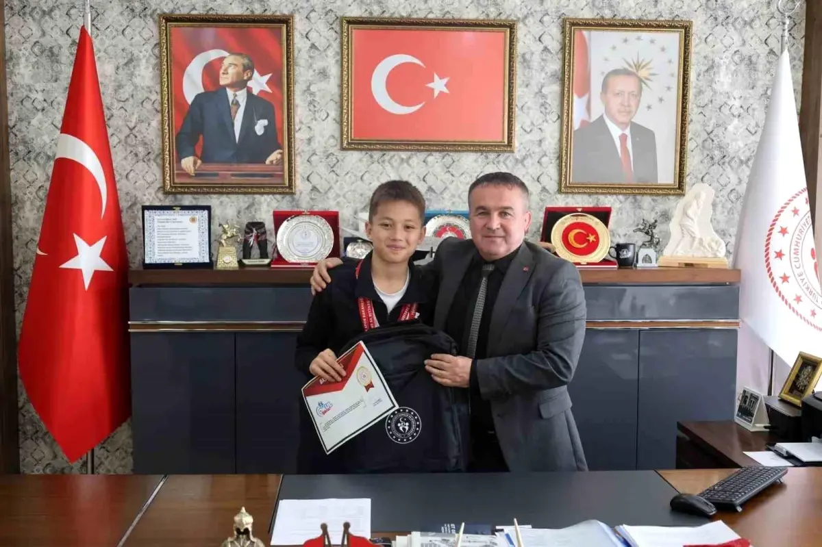 Bilecik'in Genç Yüzücüsü Ali Çınar Bilgin, Türkiye Finalleri'ne Hazırlanıyor