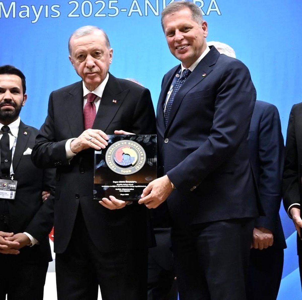 Başkan Özkasap 'Hizmet Şeref Belgesi'ni Cumhurbaşkanı Erdoğan'ın elinden aldı