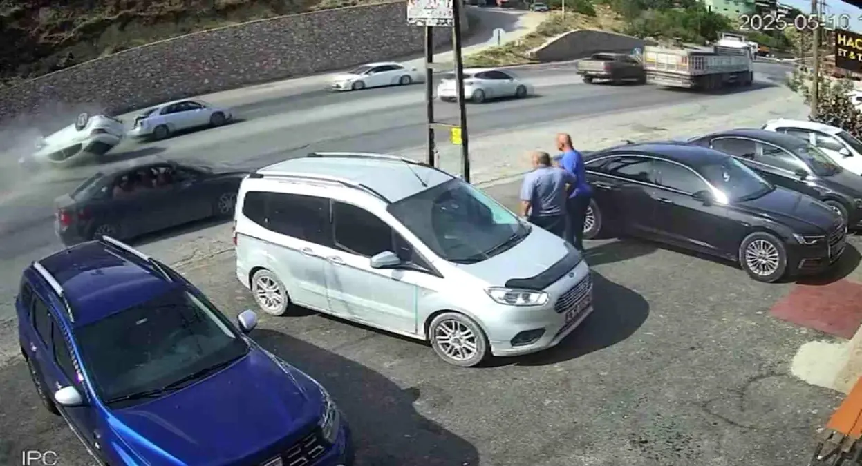 Hatay'da Takla Atan Otomobilin Kazası Güvenlik Kamerasında