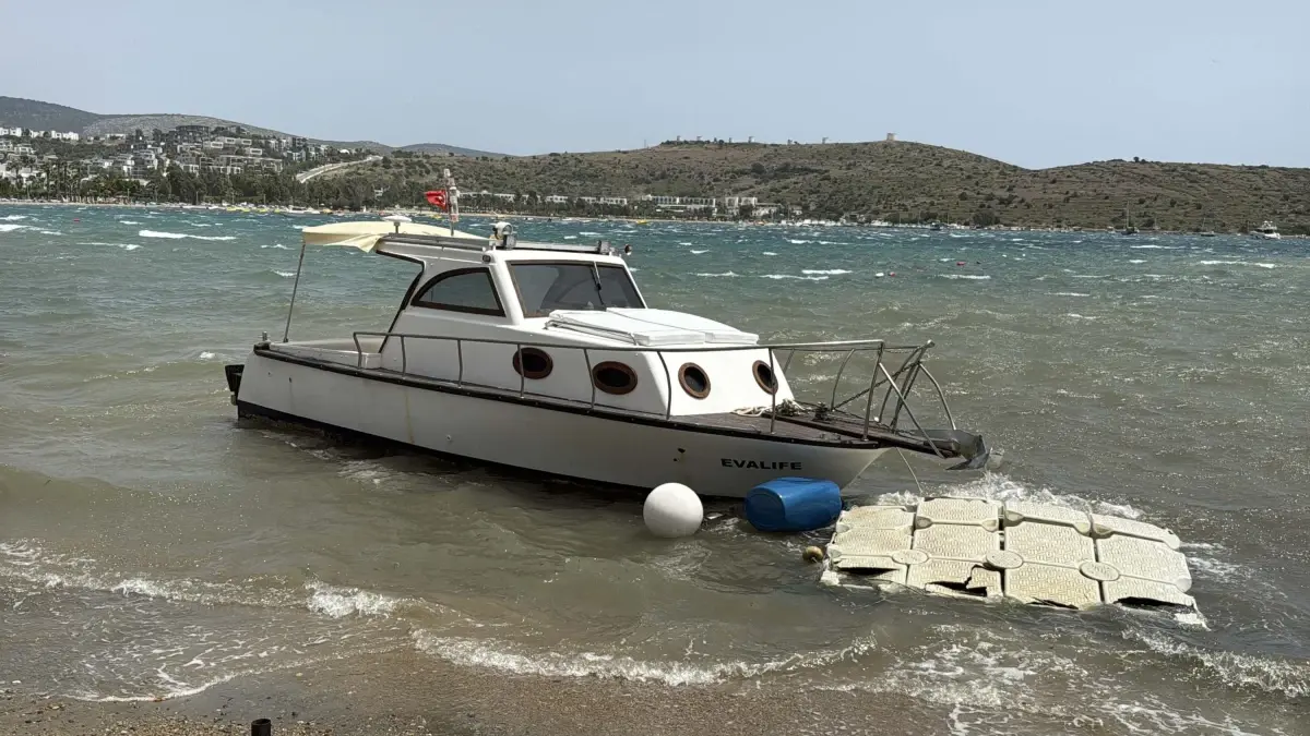 Bodrum'da Fırtına 10 Tekneyi Sürükledi, Feribot Seferleri İptal Edildi
