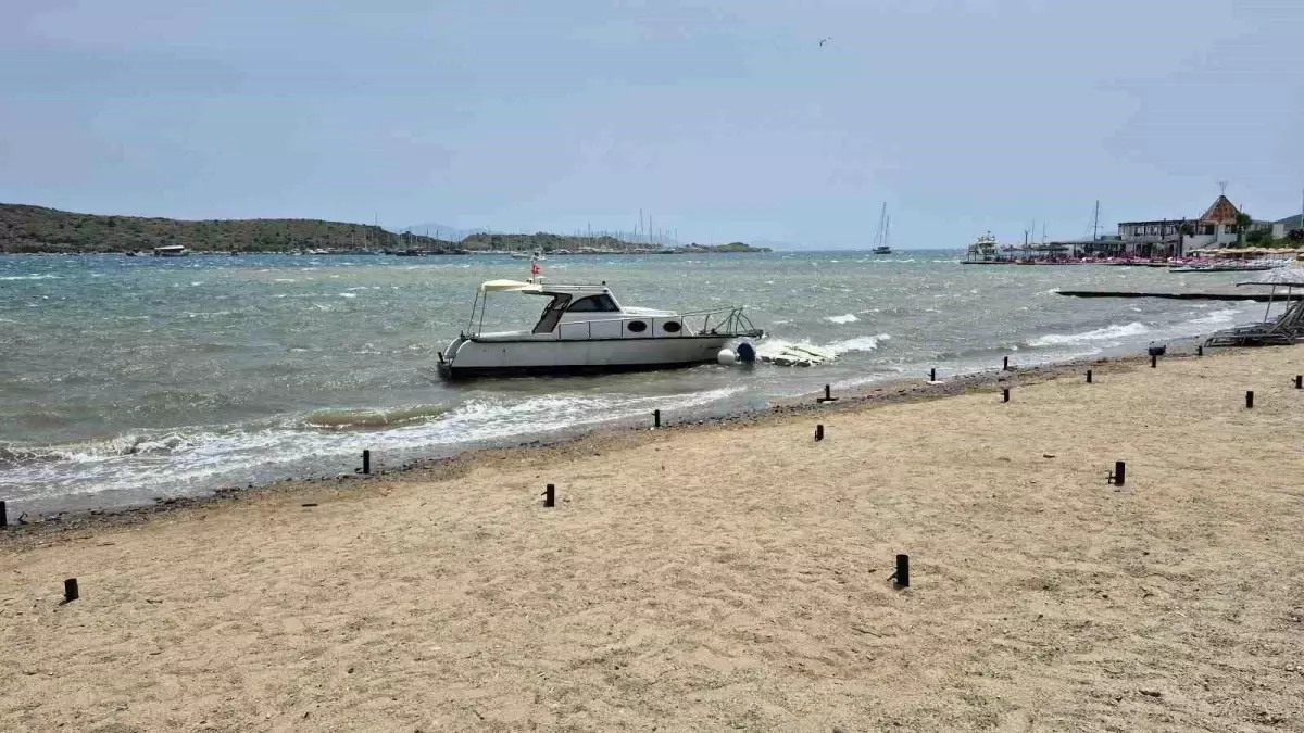 Bodrum'da Fırtına Tekneleri Karaya Sürükledi