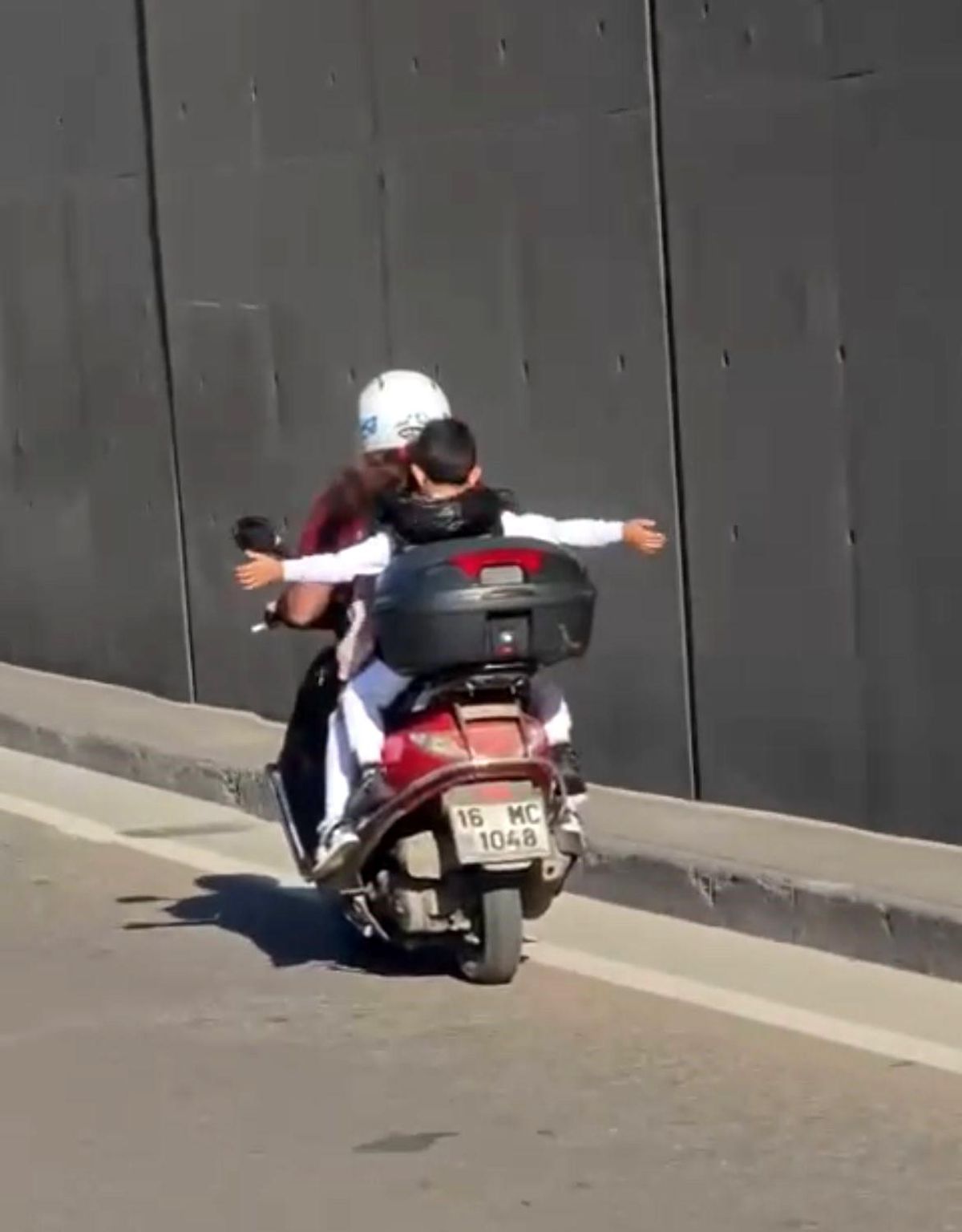 Bursa'da Motosikletle Tehlikeli Yolculuk: İki Çocuk Kaygısızca Oynadı