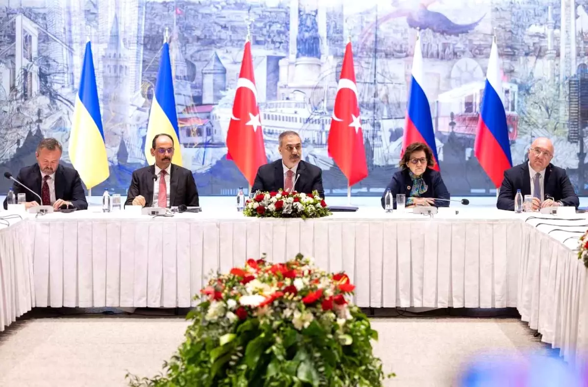 Türkiye-Rusya-Ukrayna Heyetleri Barış İçin Toplandı