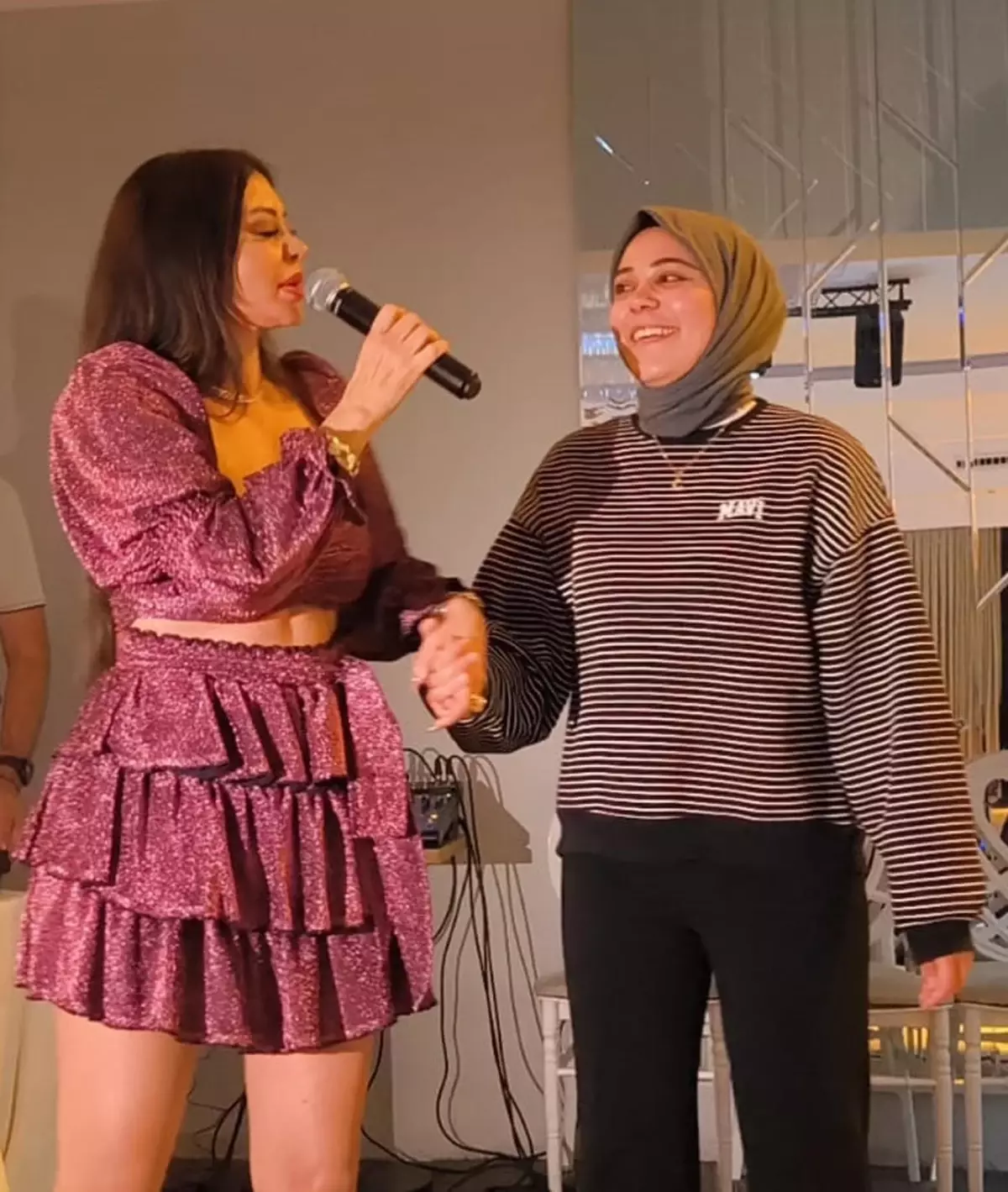 Ebru Polat Kars'ta Anneler Günü'nde Genç Kıza Sürpriz Doğum Günü Kutladı