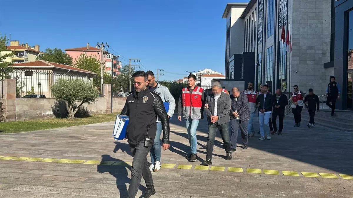 Ayvacık'ta Emekli Öğretmeni 25 Milyon TL'den Dolandıran 8 Şüpheli Yakalandı