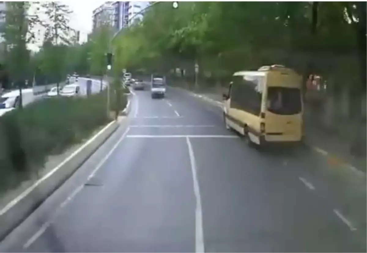 Esenyurt'ta Kırmızı Işıkta Geçmeye Çalışan Yaya Kazasından Kıl Payı Kurtuldu