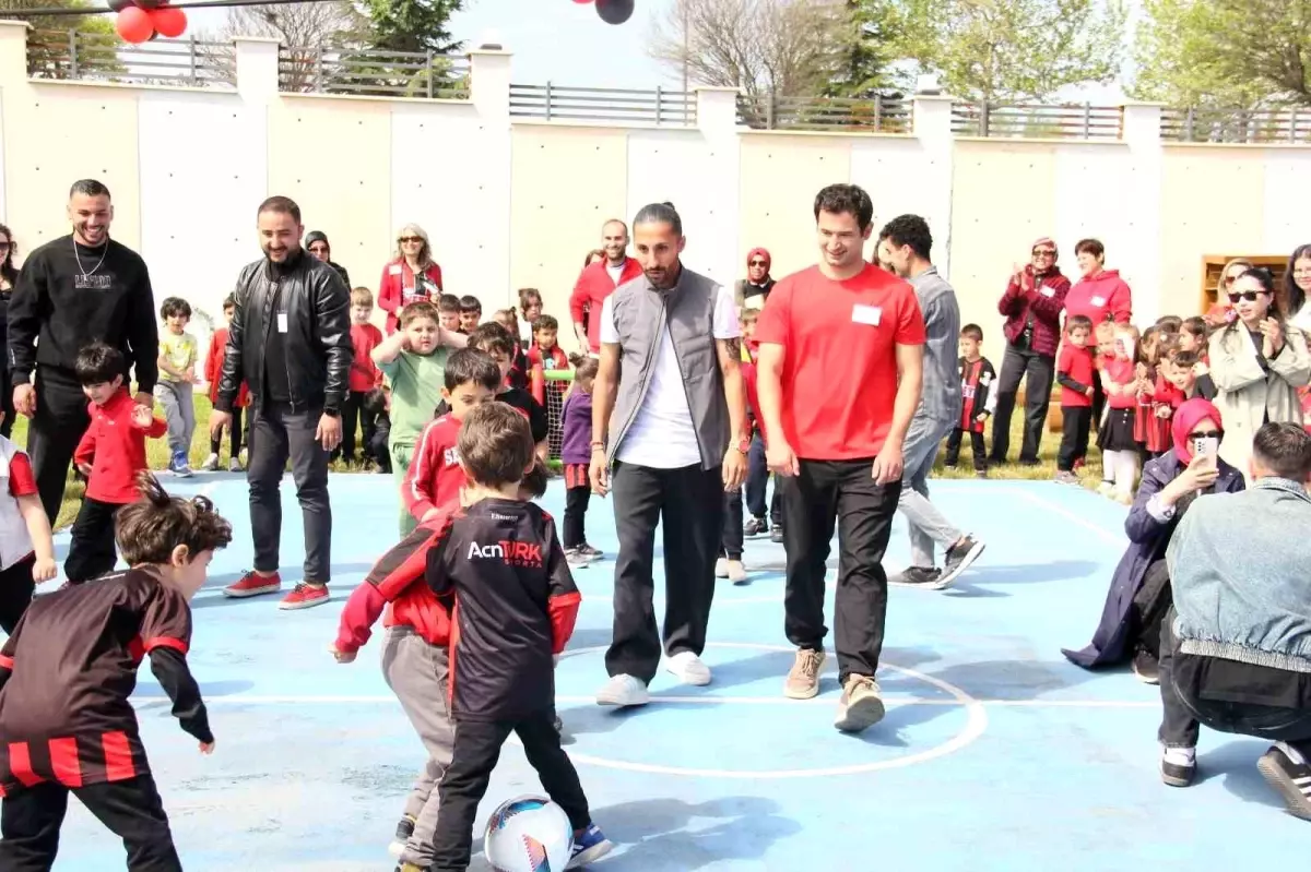 Eskişehirspor Futbolcuları Engelliler Haftası'nda Özel Eğitim Okulunu Ziyaret Etti
