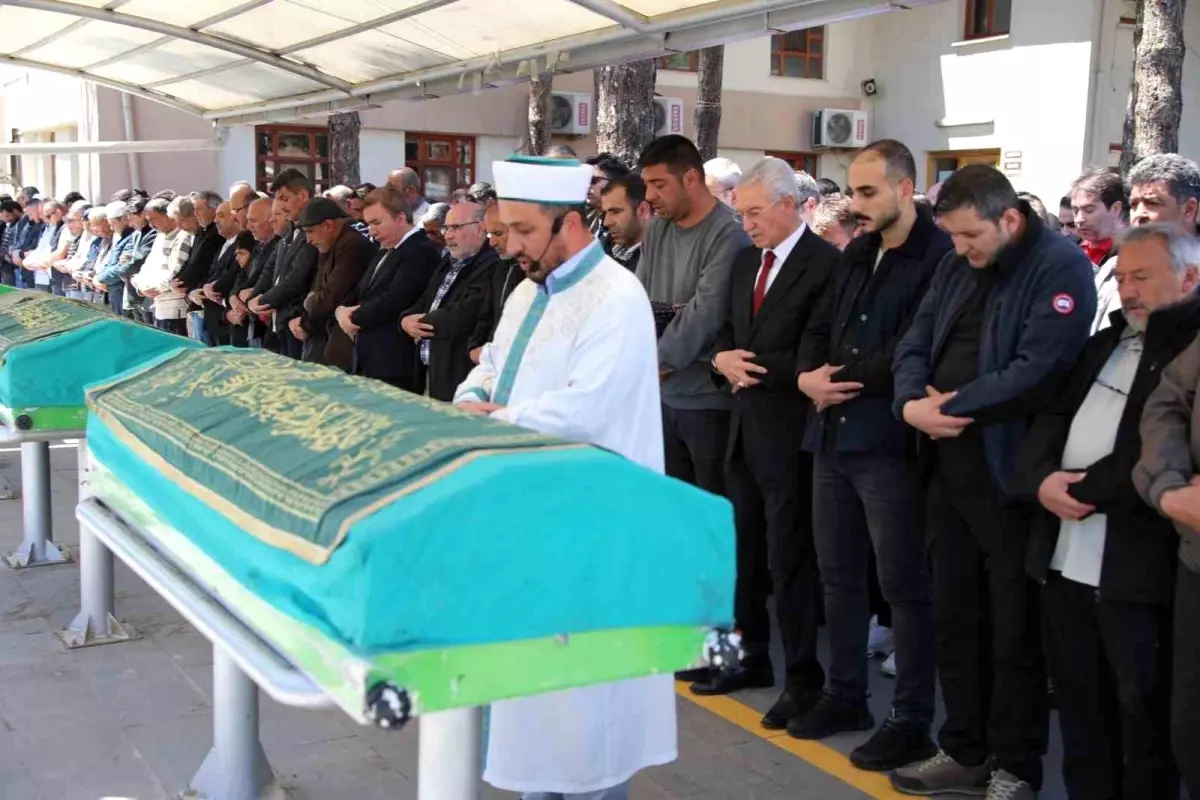 Gazeteci Selçuk Özdemir'in Babası Cemalettin Özdemir Son Yolculuğuna Uğurlandı
