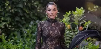 Hande Erçel derin yırtmaçlı cesur elbisesiyle geceye damga vurdu
