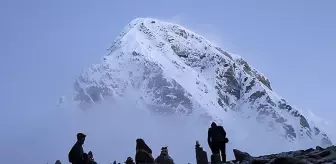 Hint dağcı Everest Dağı'nın zirvesinde hayatını kaybetti