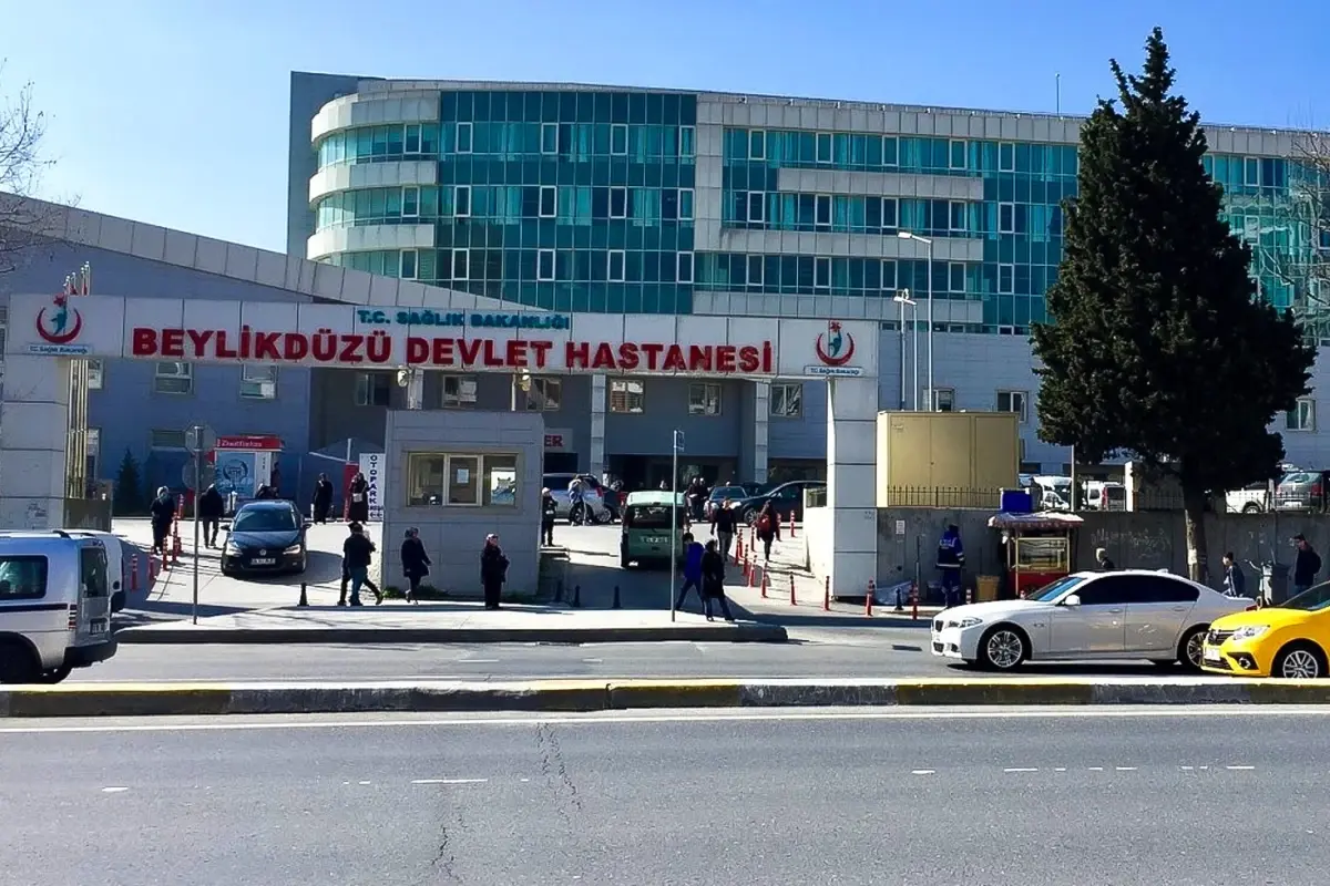 Devlet hastanesinin bahçesinde husumetlisini vurdu