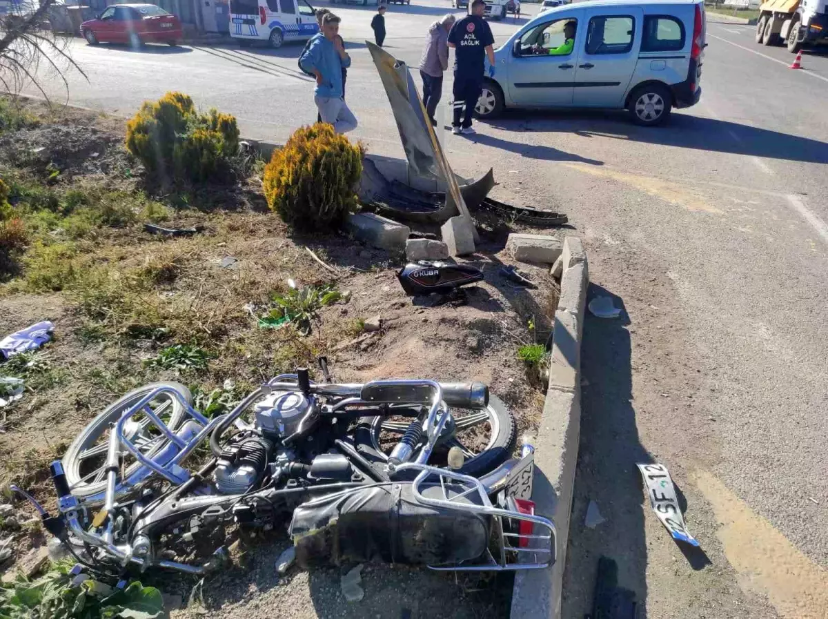 Isparta'da Kamyonet ile Motosiklet Çarpıştı: İki Yaralı