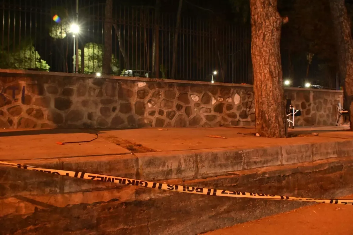 İzmir'de Husumetli Gruplar Arasında Silahlı Kavga: 1 Ölü, 1 Ağır Yaralı