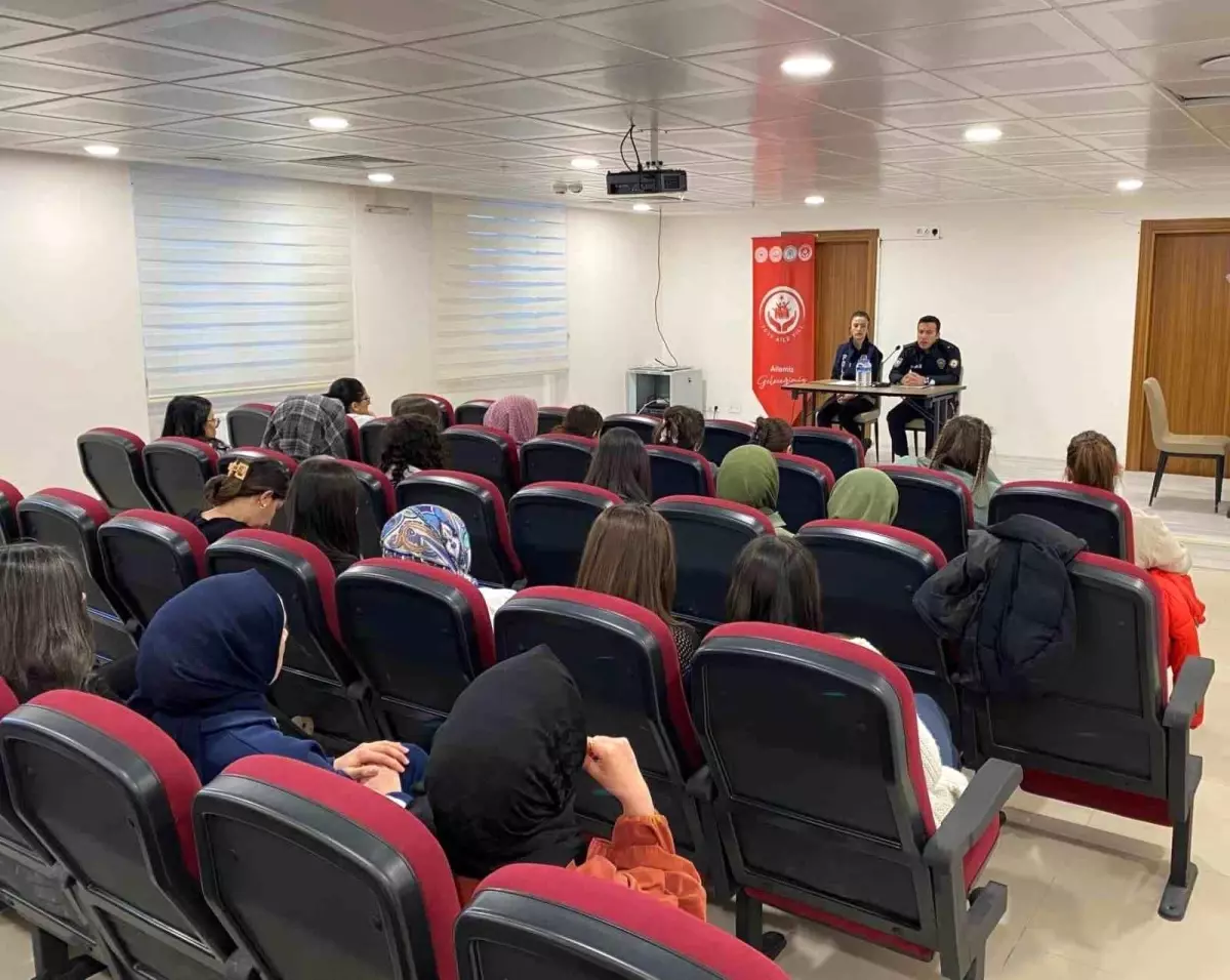 Refahiye'de Kariyer Günleri Projesi Kapsamında Seminer Düzenlendi