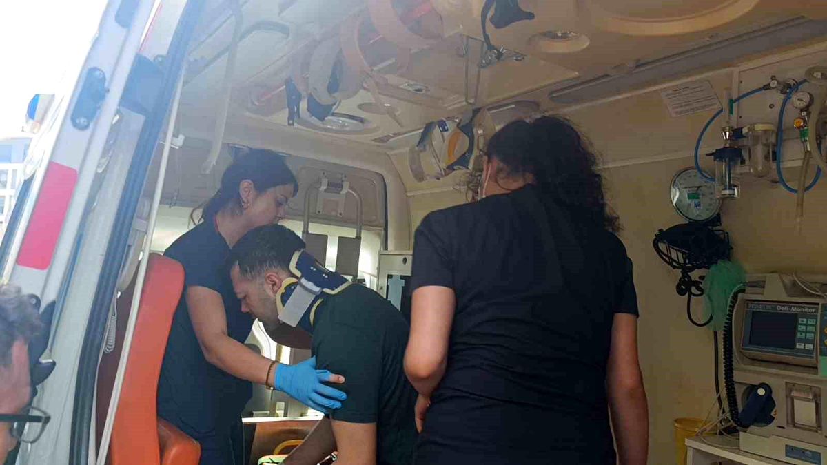 Manavgat'ta Motosiklet Yayaya Çarptı, Yaralı Hastaneye Kaldırıldı