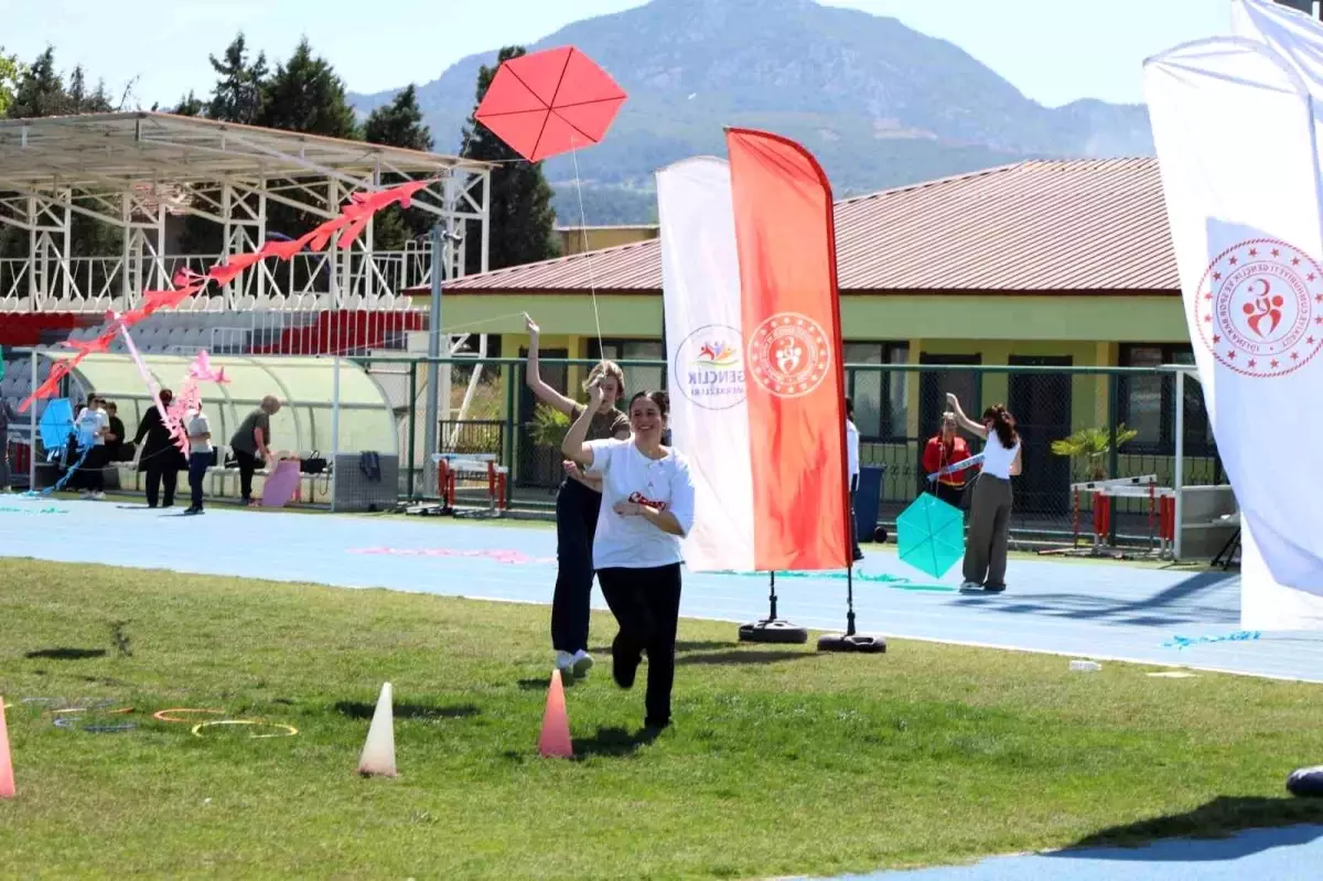 Manisa'da Engelliler ve Gençlik Haftası Uçurtma Şenliği Düzenlendi