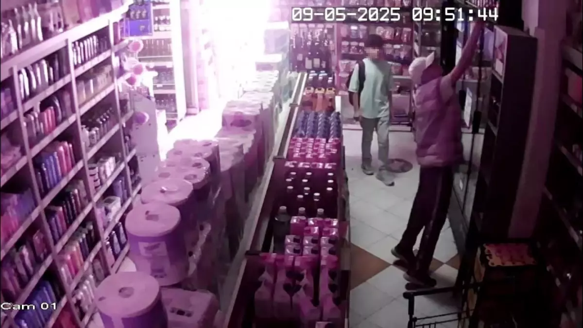 Antalya'da Market Soygunu: Yaşlı Kadını Oyalayarak İçki Çaldılar